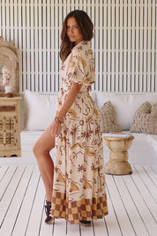 Gemustertes Maxikleid mit Bindegürtel und Schlitz - Blossom Hair & Fashion