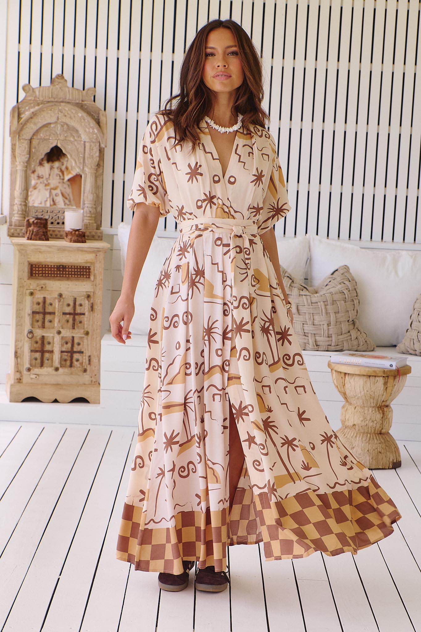 Gemustertes Maxikleid mit Bindegürtel und Schlitz - Blossom Hair & Fashion