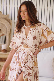 Gemustertes Maxikleid mit Bindegürtel und Schlitz - Blossom Hair & Fashion