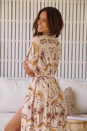 Gemustertes Maxikleid mit Bindegürtel und Schlitz - Blossom Hair & Fashion