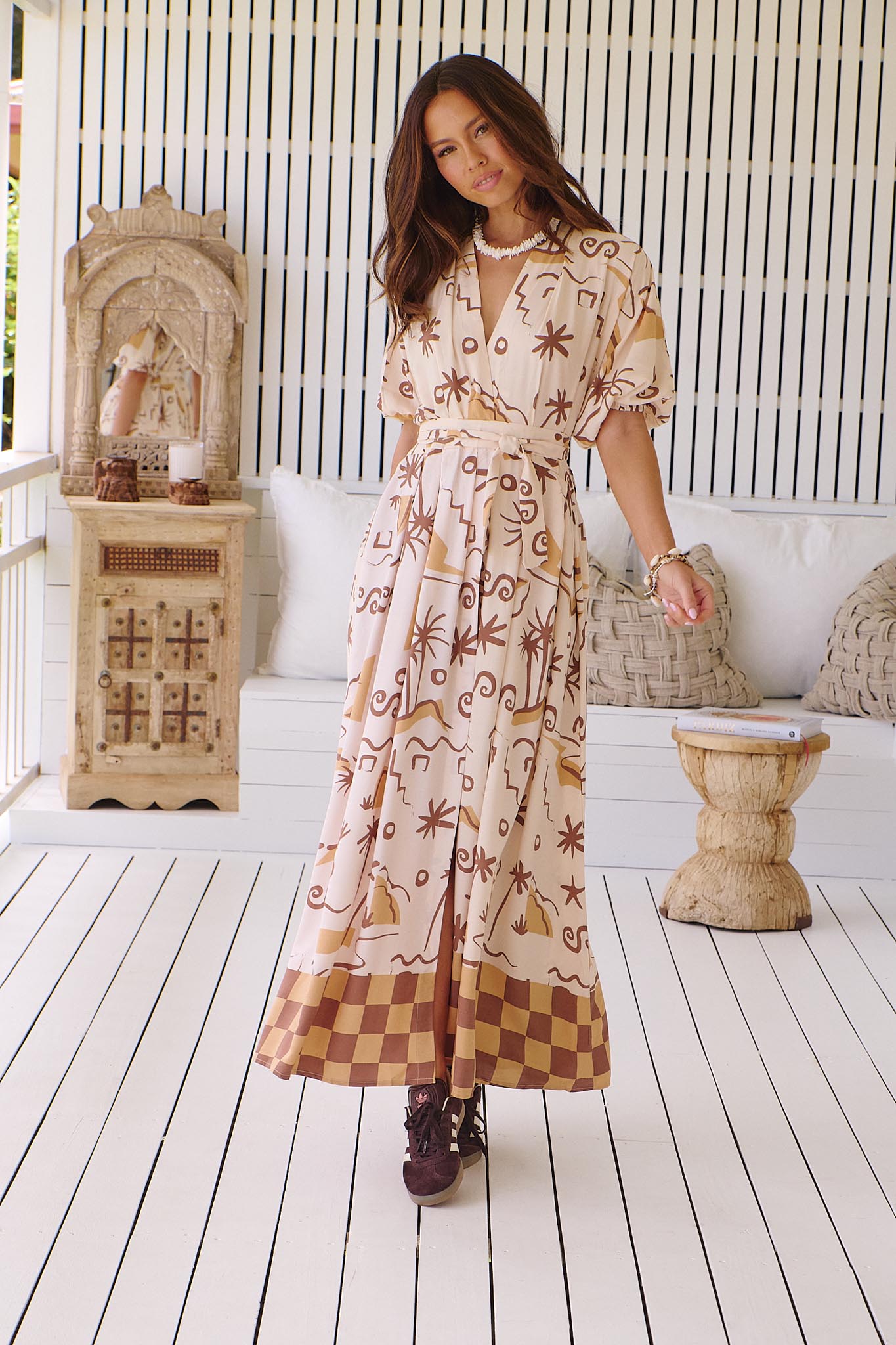 Gemustertes Maxikleid mit Bindegürtel und Schlitz - Blossom Hair & Fashion