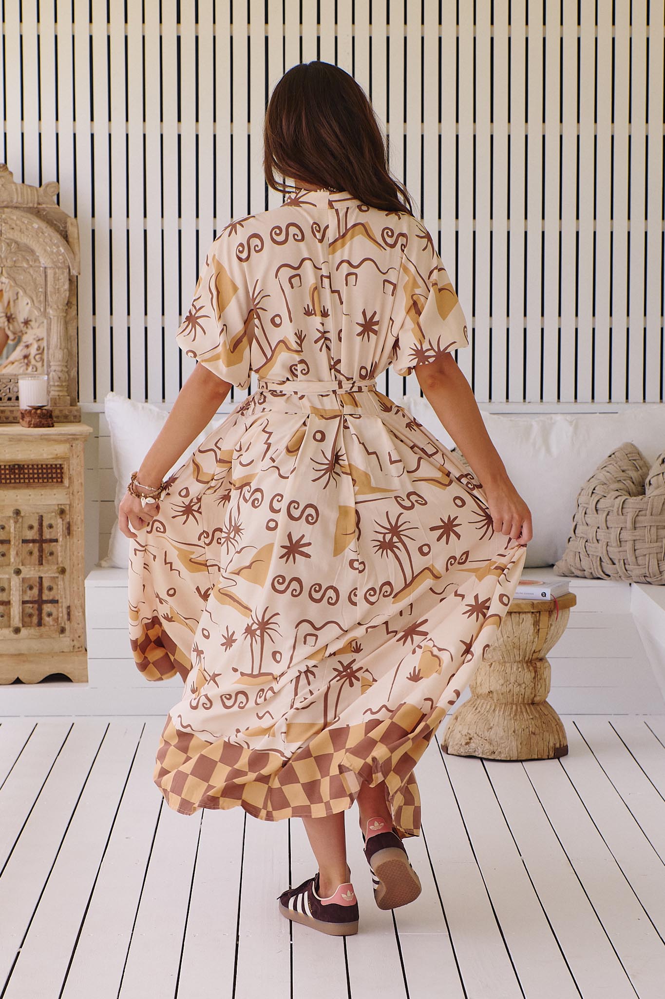 Gemustertes Maxikleid mit Bindegürtel und Schlitz - Blossom Hair & Fashion