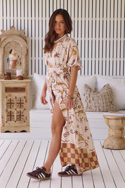 Gemustertes Maxikleid mit Bindegürtel und Schlitz - Blossom Hair & Fashion