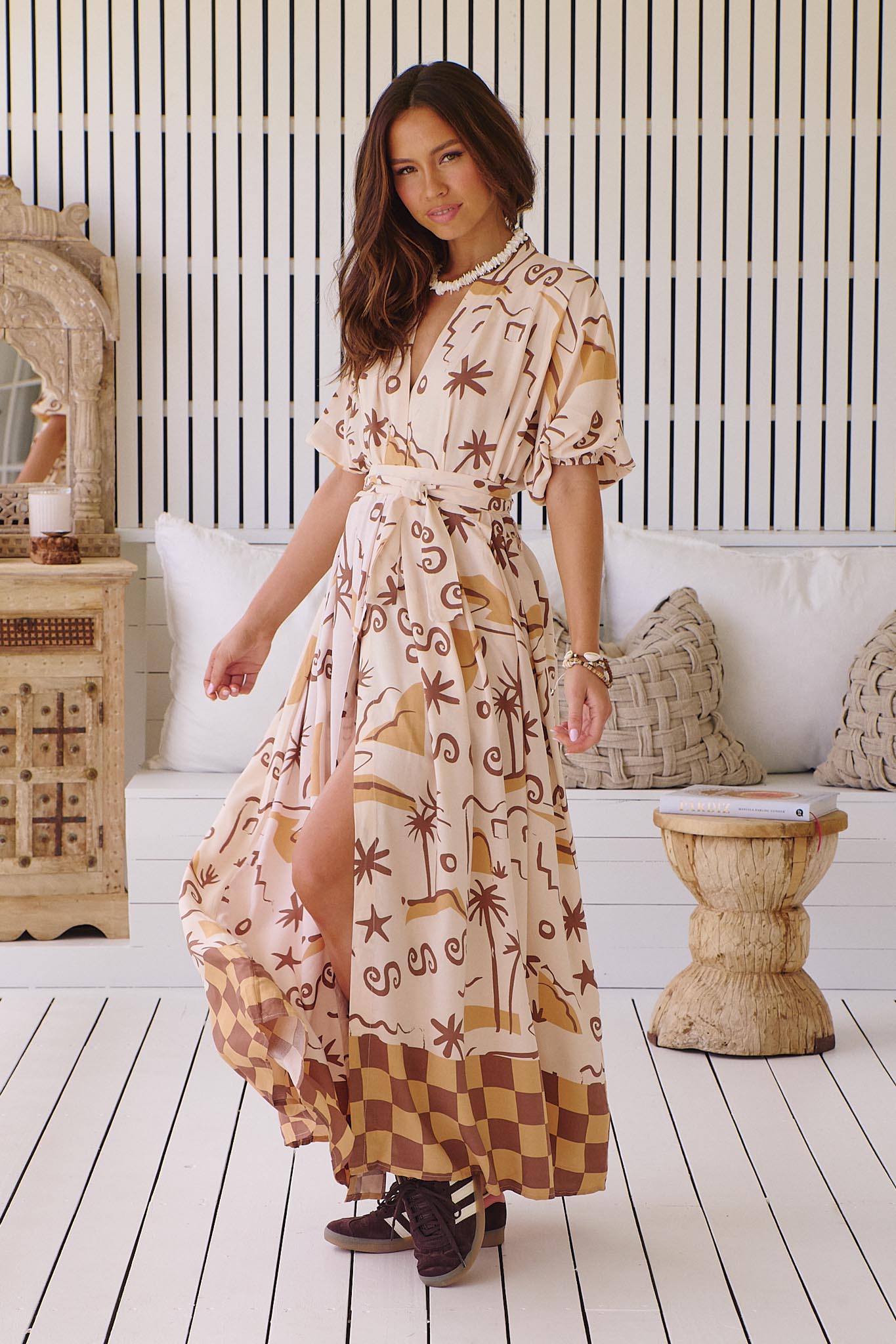 Gemustertes Maxikleid mit Bindegürtel und Schlitz - Blossom Hair & Fashion