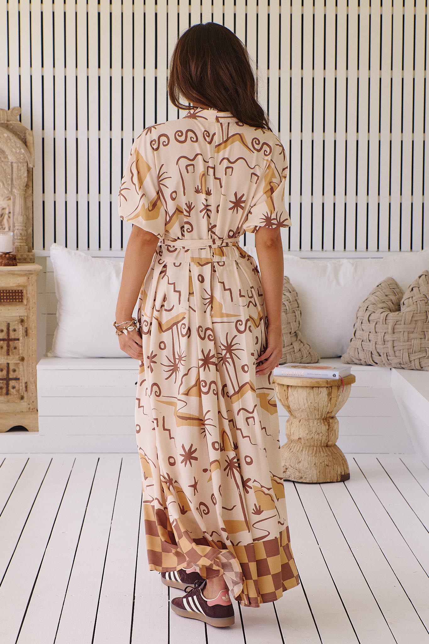 Gemustertes Maxikleid mit Bindegürtel und Schlitz - Blossom Hair & Fashion