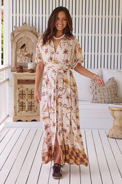 Gemustertes Maxikleid mit Bindegürtel und Schlitz - Blossom Hair & Fashion