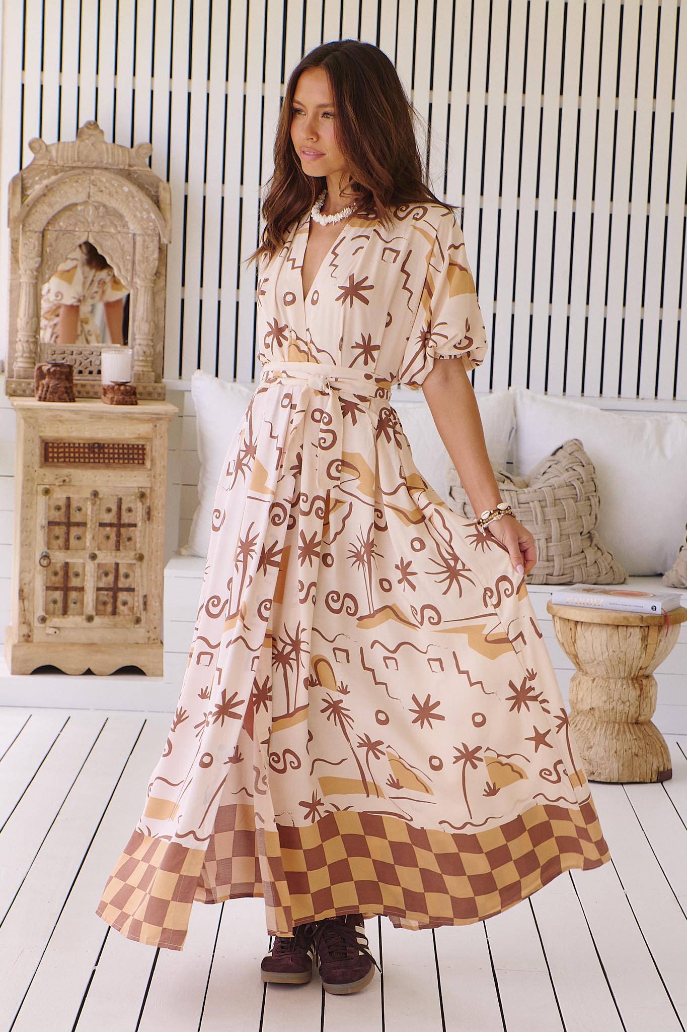 Gemustertes Maxikleid mit Bindegürtel und Schlitz - Blossom Hair & Fashion