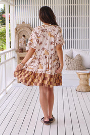 Gemustertes Stufenkleid mit V - Ausschnitt - Blossom Hair & Fashion