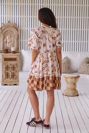 Gemustertes Stufenkleid mit V - Ausschnitt - Blossom Hair & Fashion