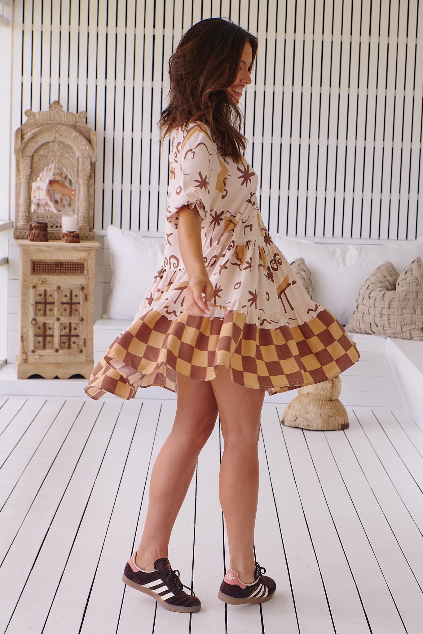 Gemustertes Stufenkleid mit V - Ausschnitt - Blossom Hair & Fashion