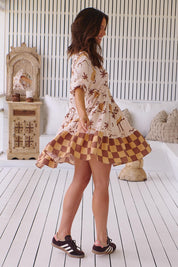 Gemustertes Stufenkleid mit V - Ausschnitt - Blossom Hair & Fashion