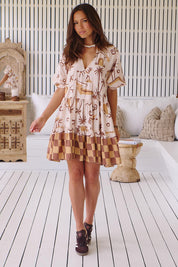 Gemustertes Stufenkleid mit V - Ausschnitt - Blossom Hair & Fashion