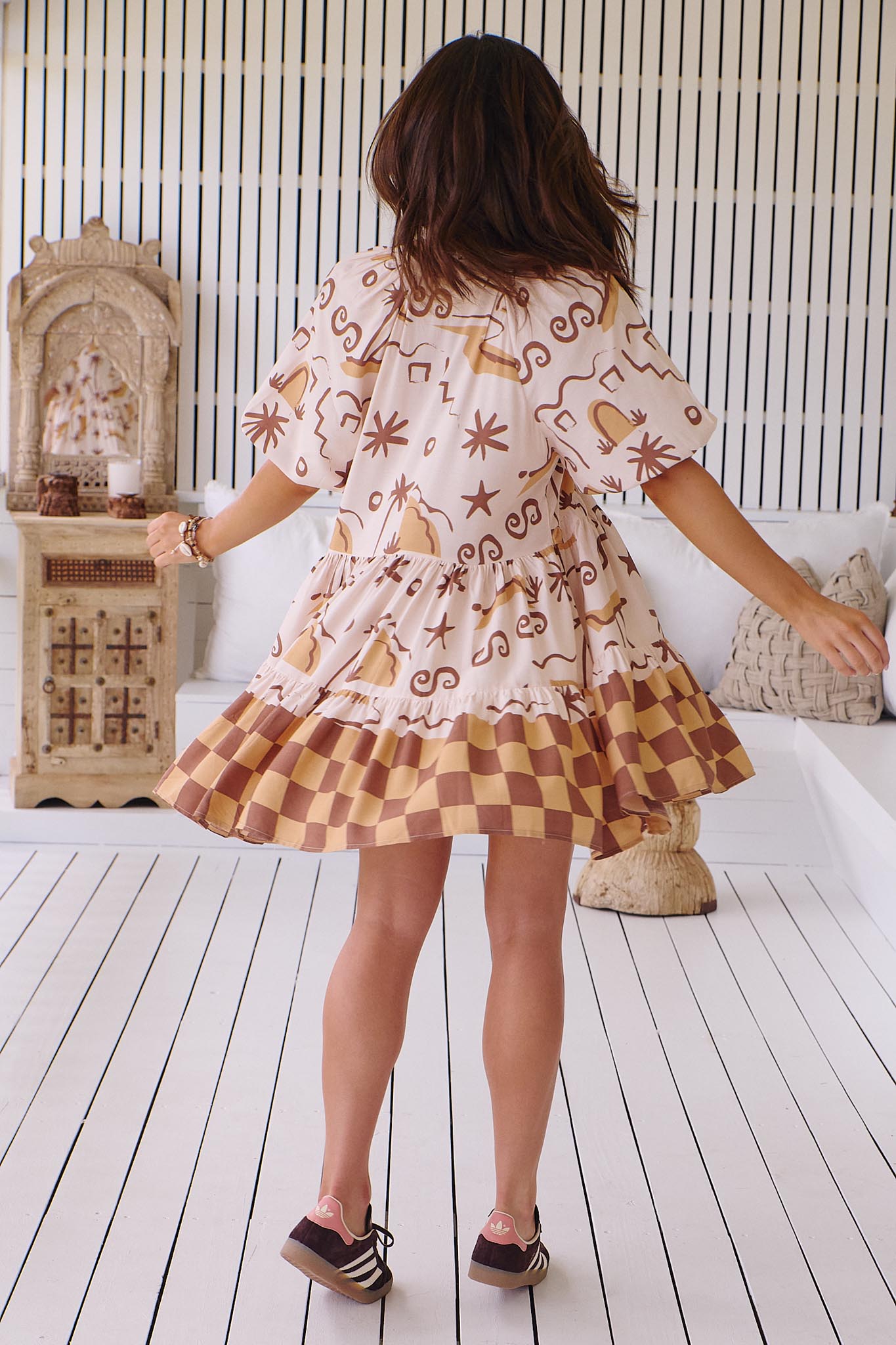 Gemustertes Stufenkleid mit V - Ausschnitt - Blossom Hair & Fashion