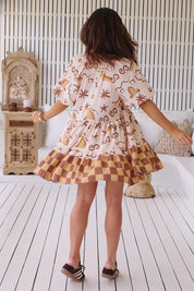 Gemustertes Stufenkleid mit V - Ausschnitt - Blossom Hair & Fashion