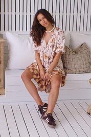 Gemustertes Stufenkleid mit V - Ausschnitt - Blossom Hair & Fashion