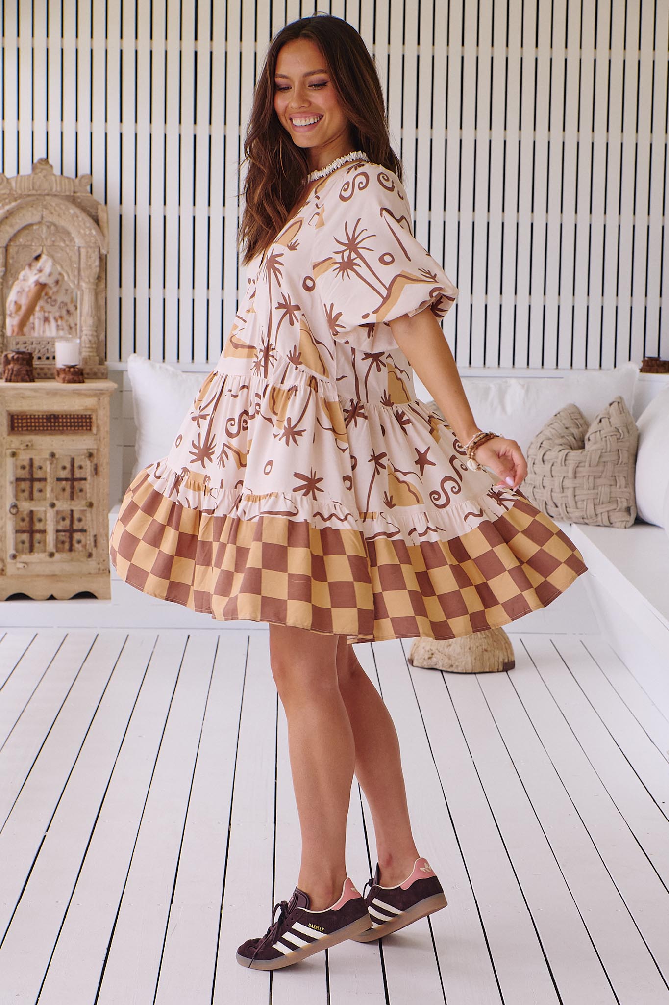 Gemustertes Stufenkleid mit V - Ausschnitt - Blossom Hair & Fashion