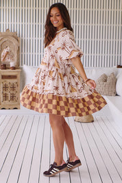 Gemustertes Stufenkleid mit V - Ausschnitt - Blossom Hair & Fashion