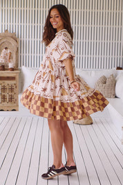 Gemustertes Stufenkleid mit V - Ausschnitt - Blossom Hair & Fashion