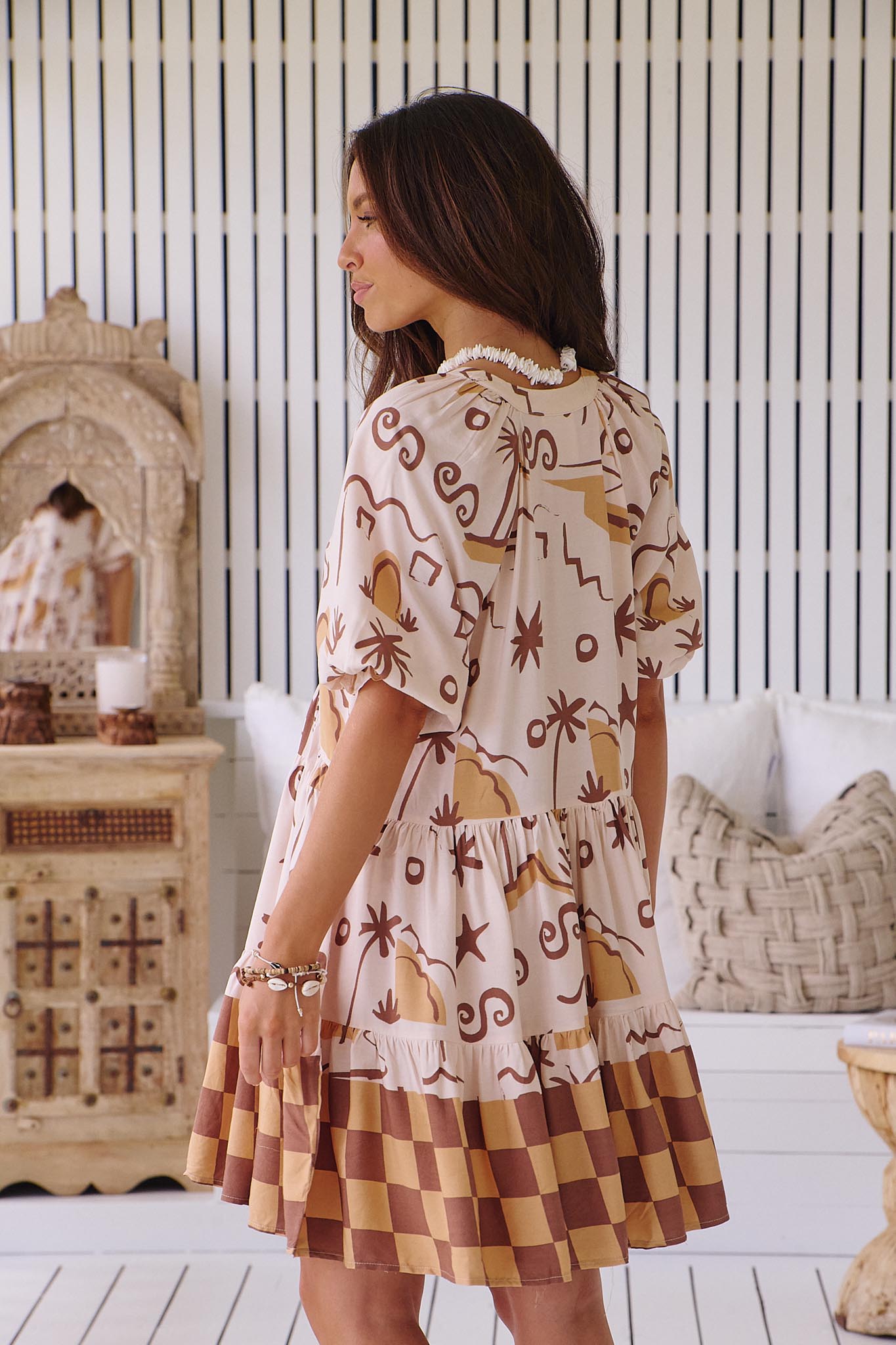 Gemustertes Stufenkleid mit V - Ausschnitt - Blossom Hair & Fashion