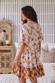 Gemustertes Stufenkleid mit V - Ausschnitt - Blossom Hair & Fashion