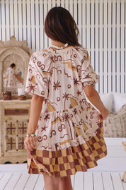 Gemustertes Stufenkleid mit V - Ausschnitt - Blossom Hair & Fashion