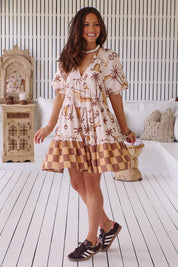 Gemustertes Stufenkleid mit V - Ausschnitt - Blossom Hair & Fashion