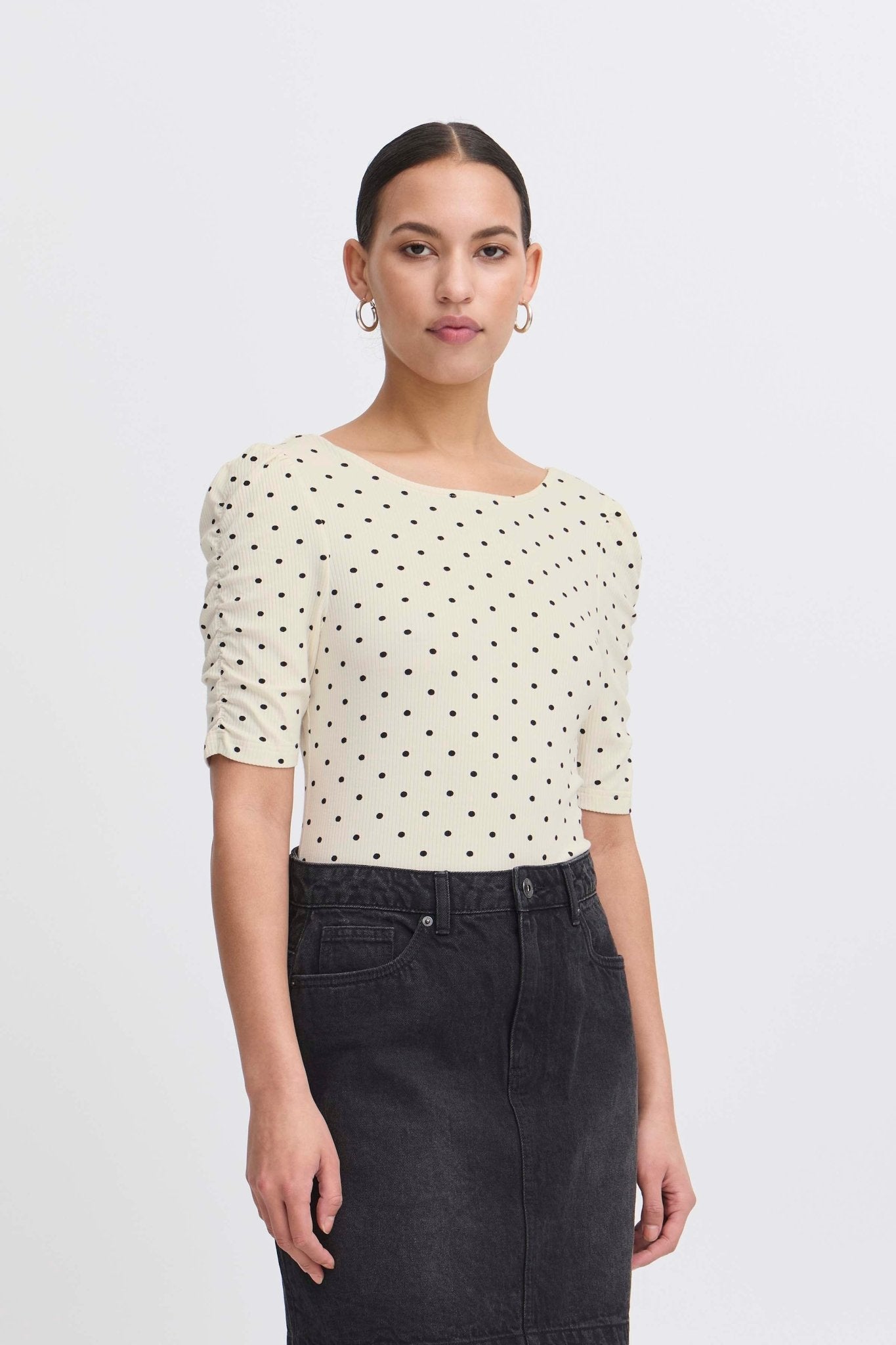 Gepunktetes Jerseyshirt mit Rundhals - Blossom Hair & Fashion