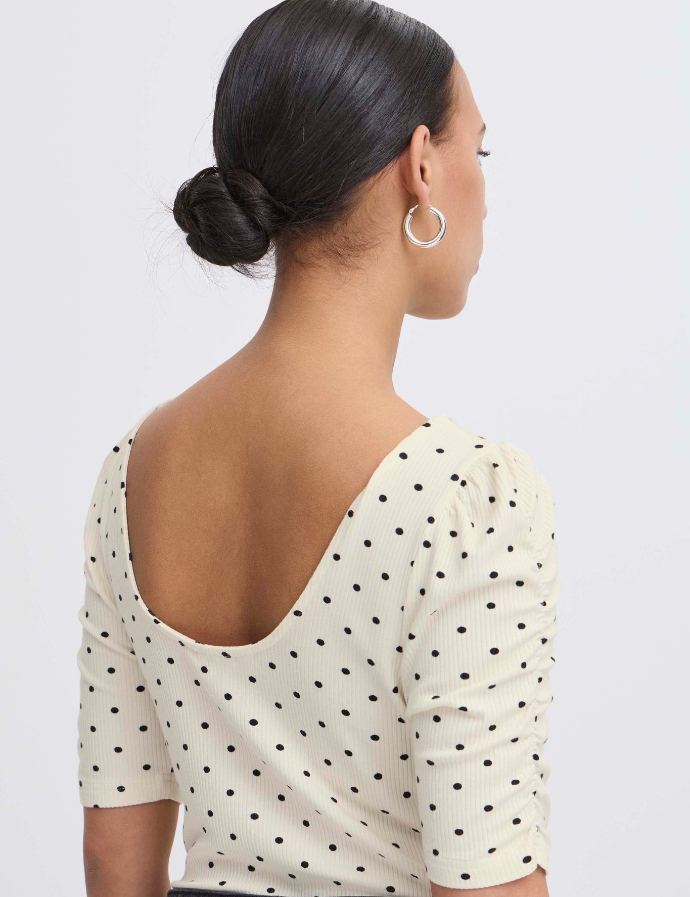 Gepunktetes Jerseyshirt mit Rundhals - Blossom Hair & Fashion