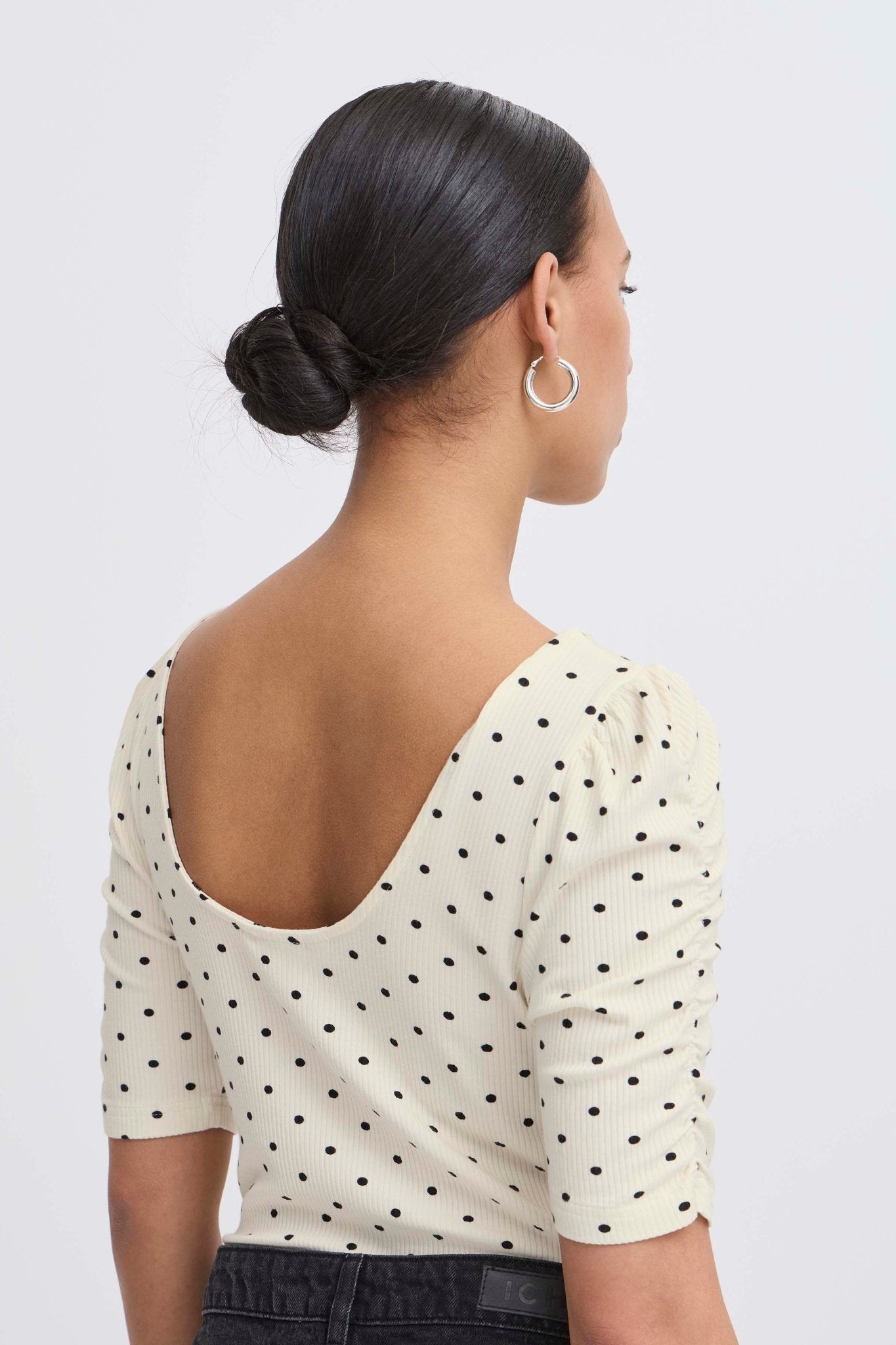 Gepunktetes Jerseyshirt mit Rundhals - Blossom Hair & Fashion