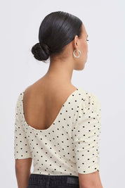 Gepunktetes Jerseyshirt mit Rundhals - Blossom Hair & Fashion