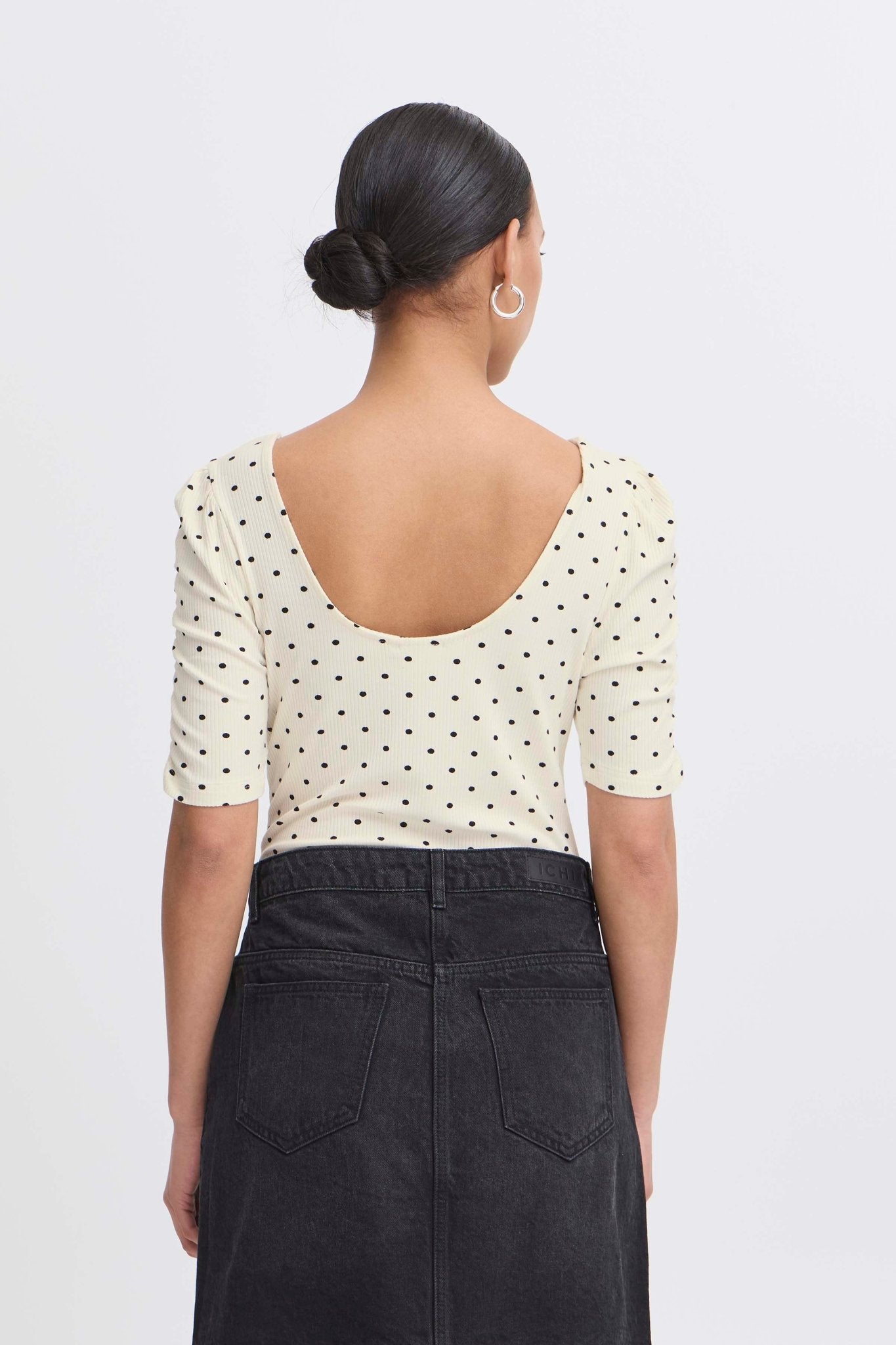 Gepunktetes Jerseyshirt mit Rundhals - Blossom Hair & Fashion