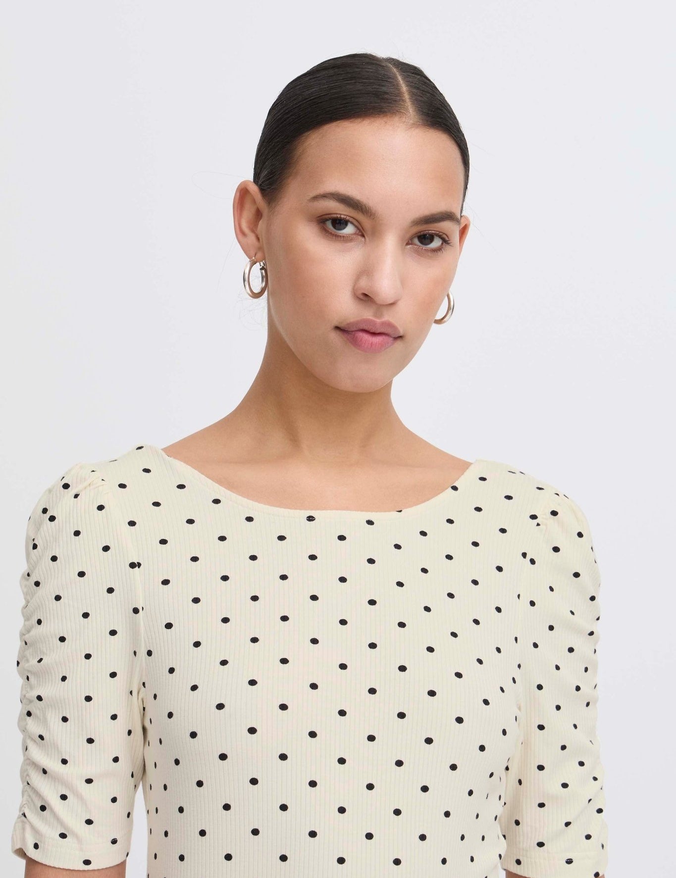 Gepunktetes Jerseyshirt mit Rundhals - Blossom Hair & Fashion