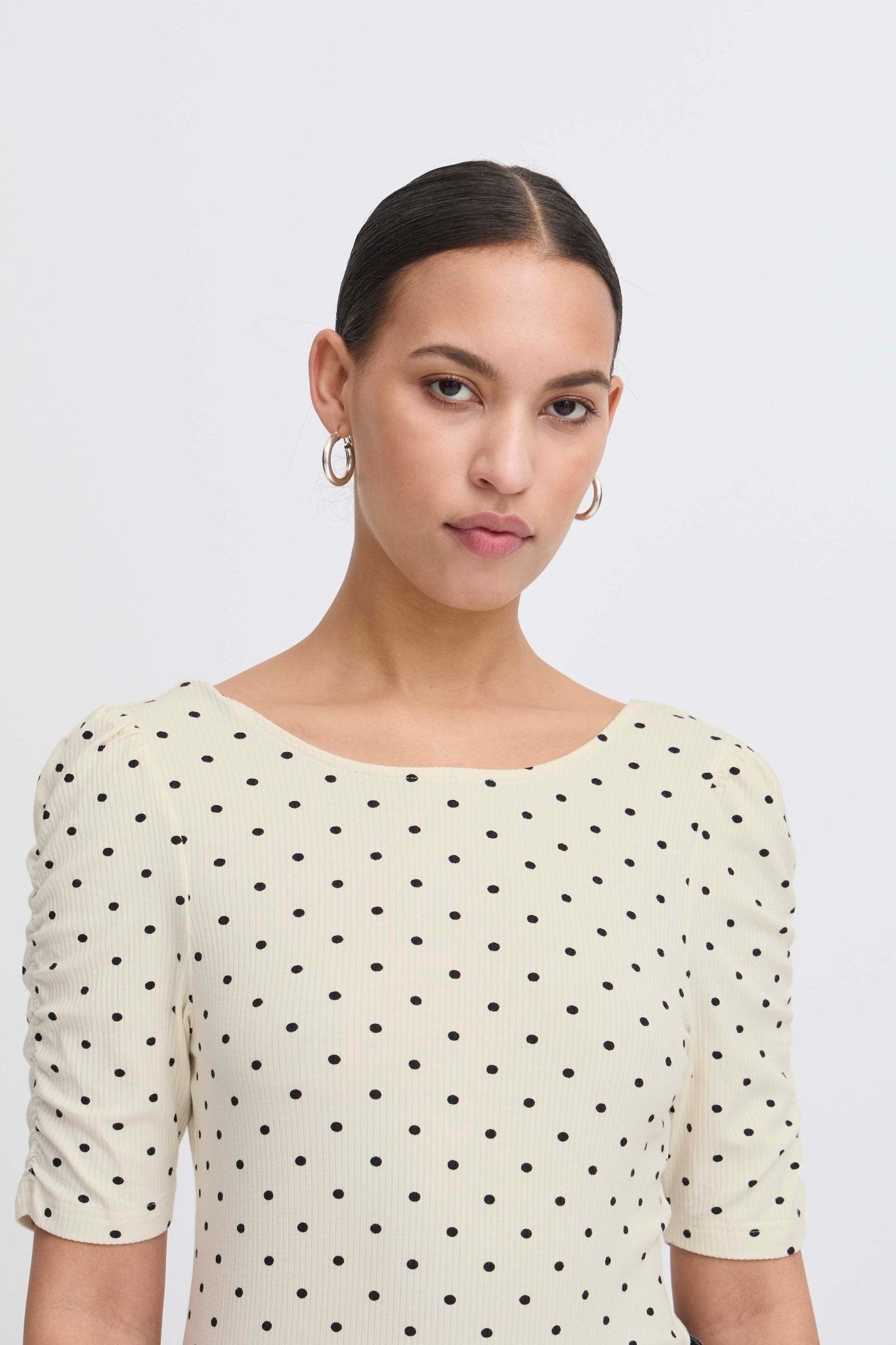 Gepunktetes Jerseyshirt mit Rundhals - Blossom Hair & Fashion