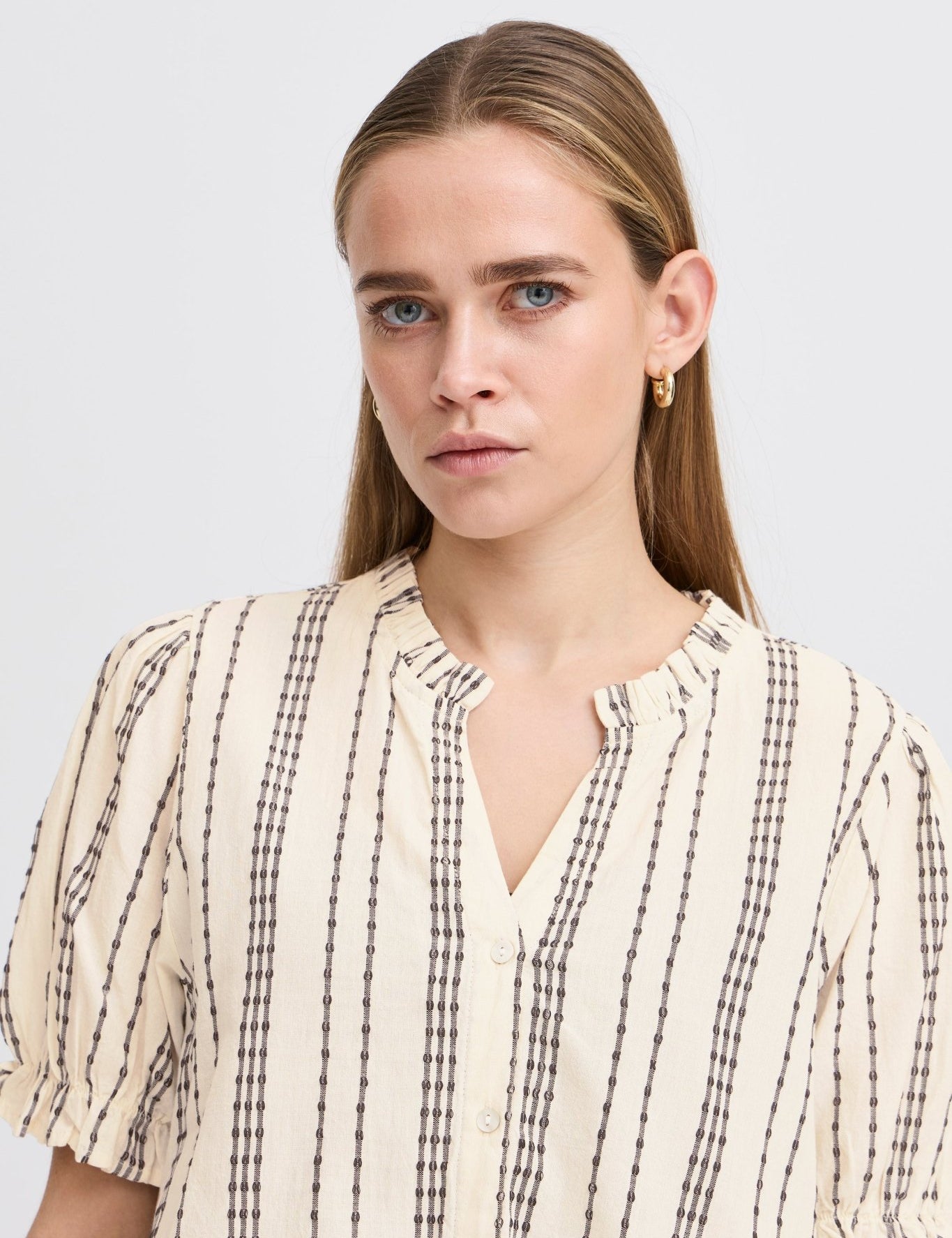 Gestreifte Baumwollbluse mit kurzen Ärmeln und Knopfleiste - Blossom Hair & Fashion