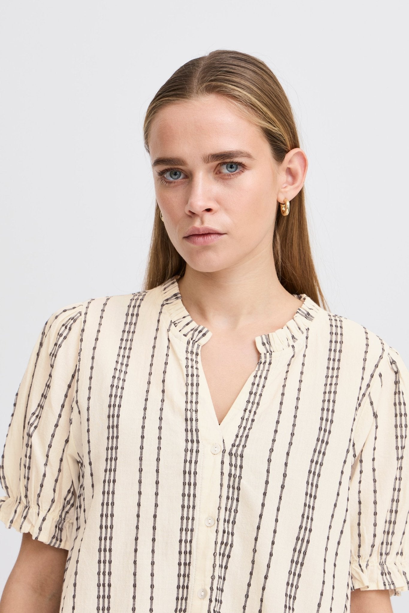 Gestreifte Baumwollbluse mit kurzen Ärmeln und Knopfleiste - Blossom Hair & Fashion