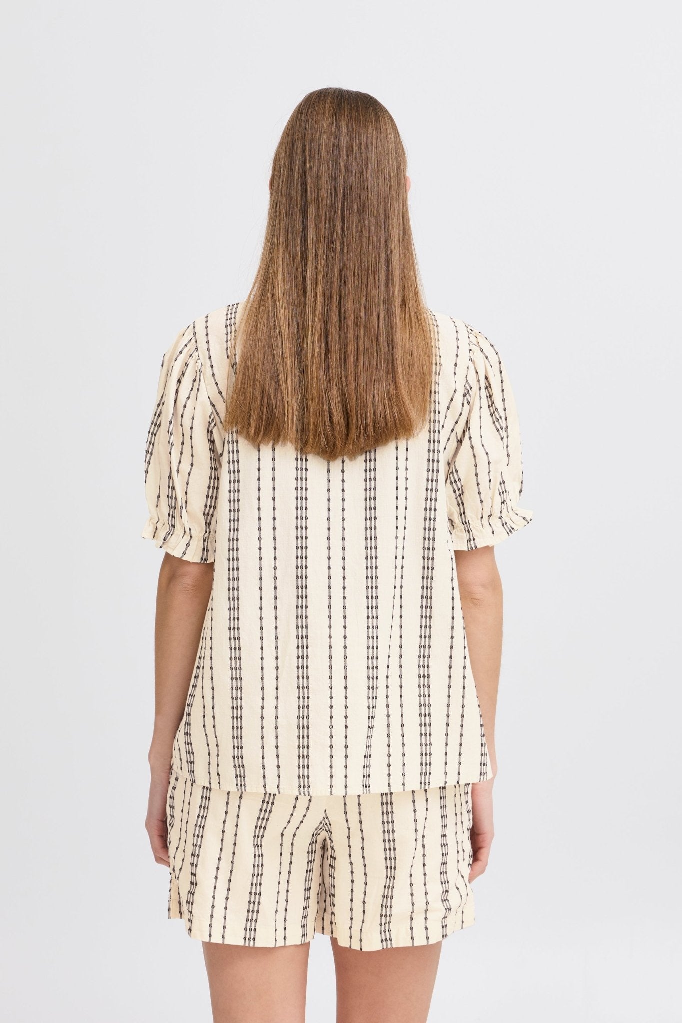 Gestreifte Baumwollbluse mit kurzen Ärmeln und Knopfleiste - Blossom Hair & Fashion