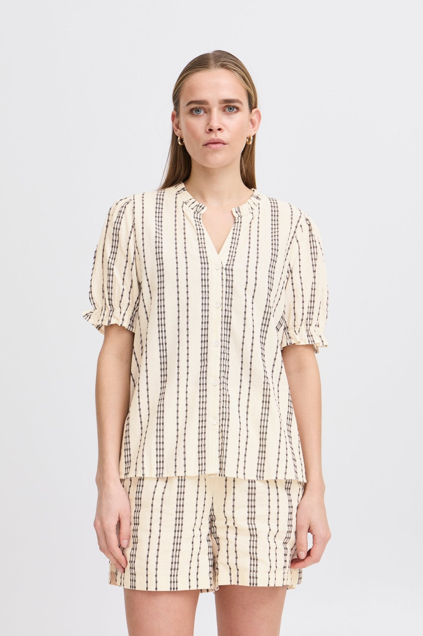 Gestreifte Baumwollbluse mit kurzen Ärmeln und Knopfleiste - Blossom Hair & Fashion
