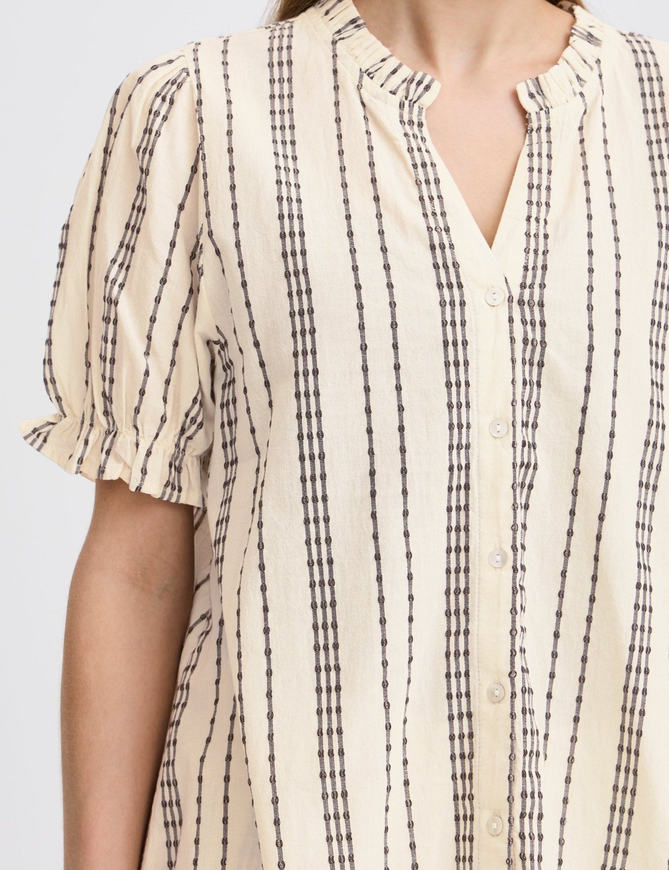 Gestreifte Baumwollbluse mit kurzen Ärmeln und Knopfleiste - Blossom Hair & Fashion