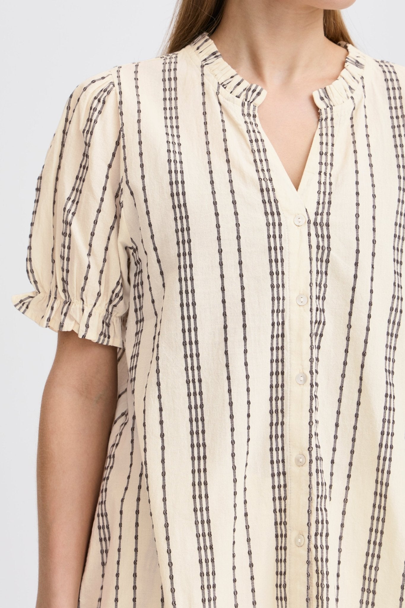 Gestreifte Baumwollbluse mit kurzen Ärmeln und Knopfleiste - Blossom Hair & Fashion