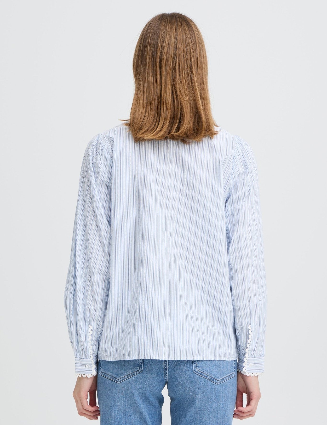 Gestreifte Bluse mit Spitzenborte und Stehkragen - Blossom Hair & Fashion
