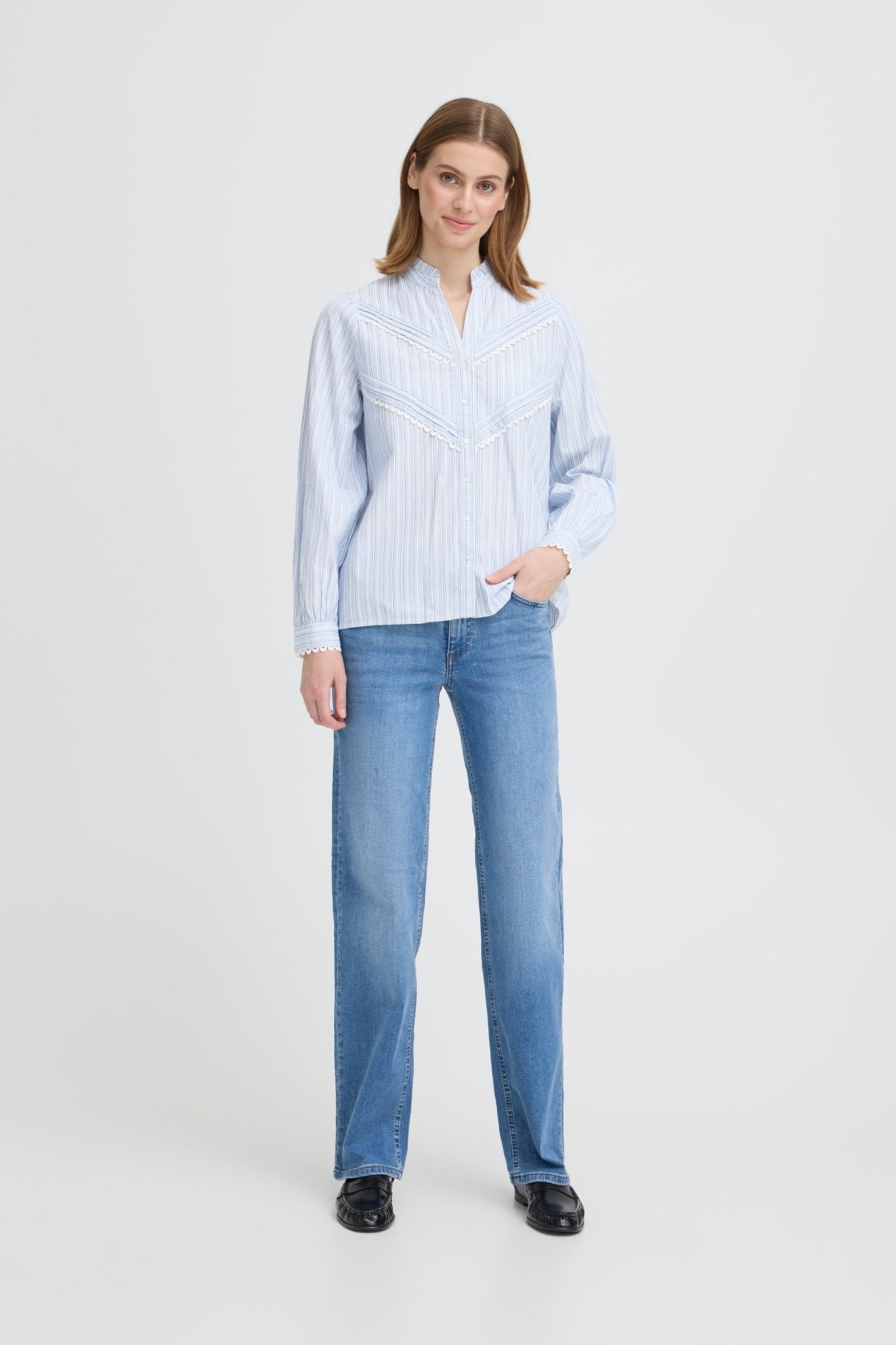 Gestreifte Bluse mit Spitzenborte und Stehkragen - Blossom Hair & Fashion