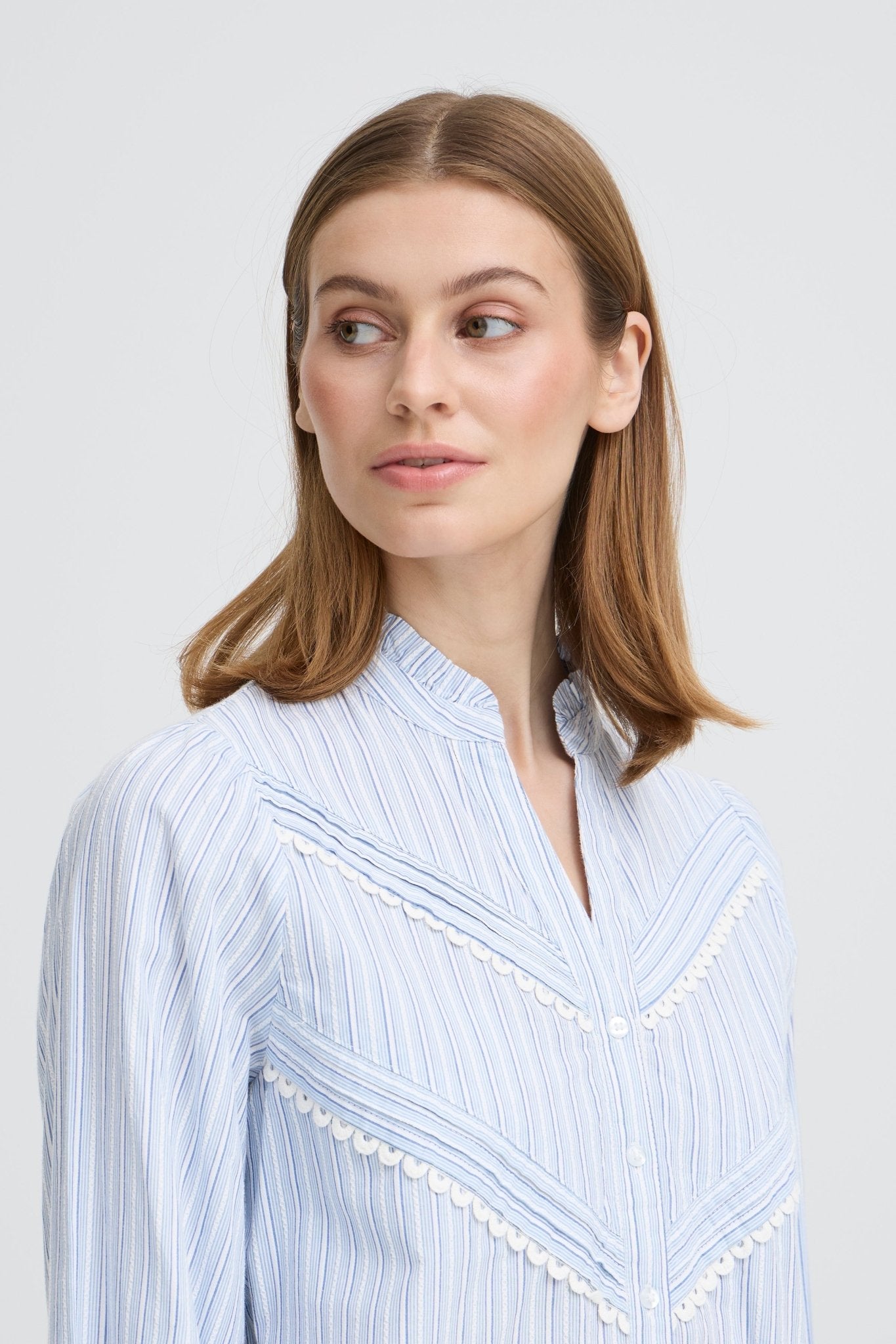 Gestreifte Bluse mit Spitzenborte und Stehkragen - Blossom Hair & Fashion