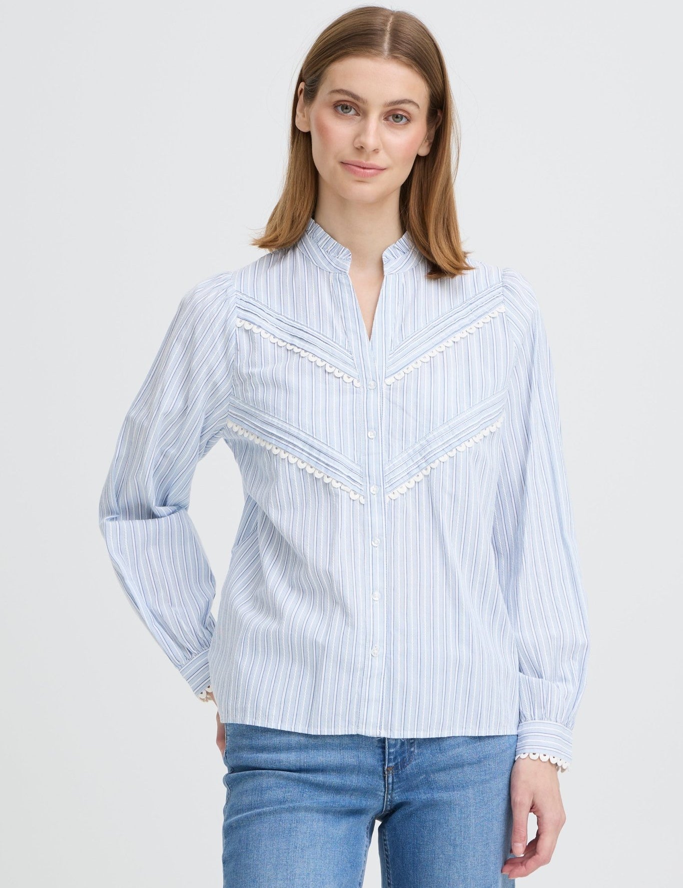 Gestreifte Bluse mit Spitzenborte und Stehkragen - Blossom Hair & Fashion