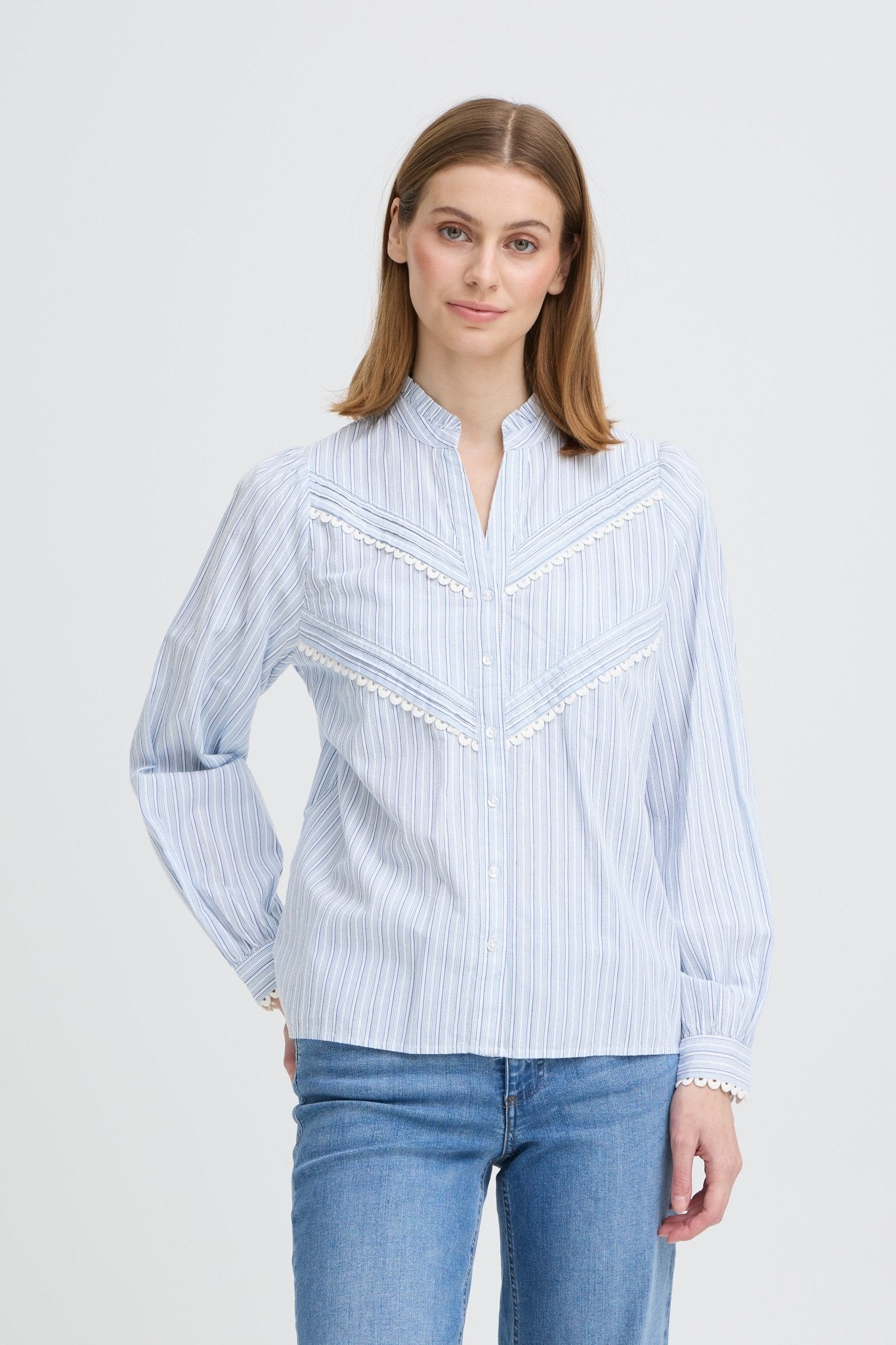 Gestreifte Bluse mit Spitzenborte und Stehkragen - Blossom Hair & Fashion