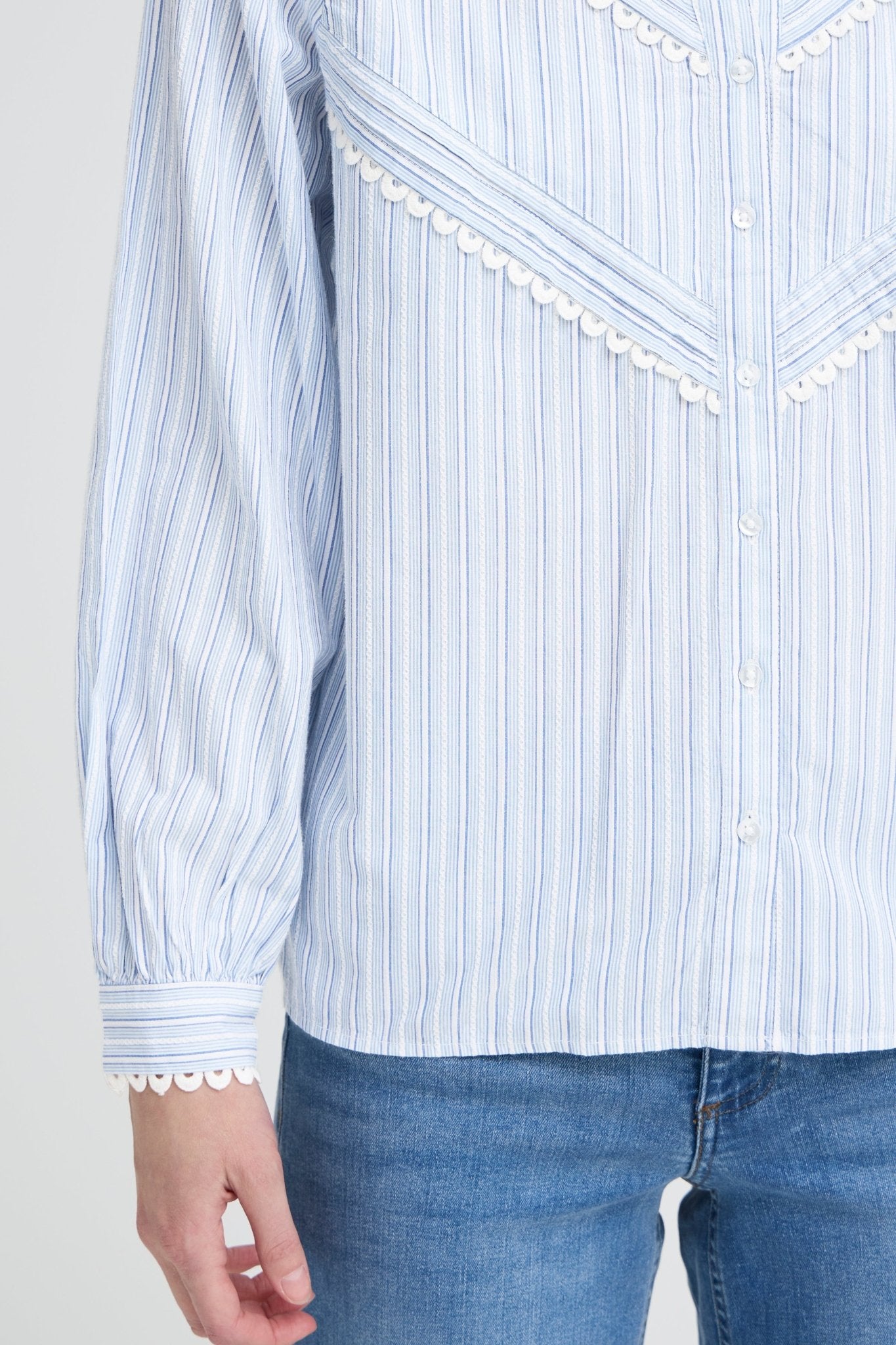 Gestreifte Bluse mit Spitzenborte und Stehkragen - Blossom Hair & Fashion