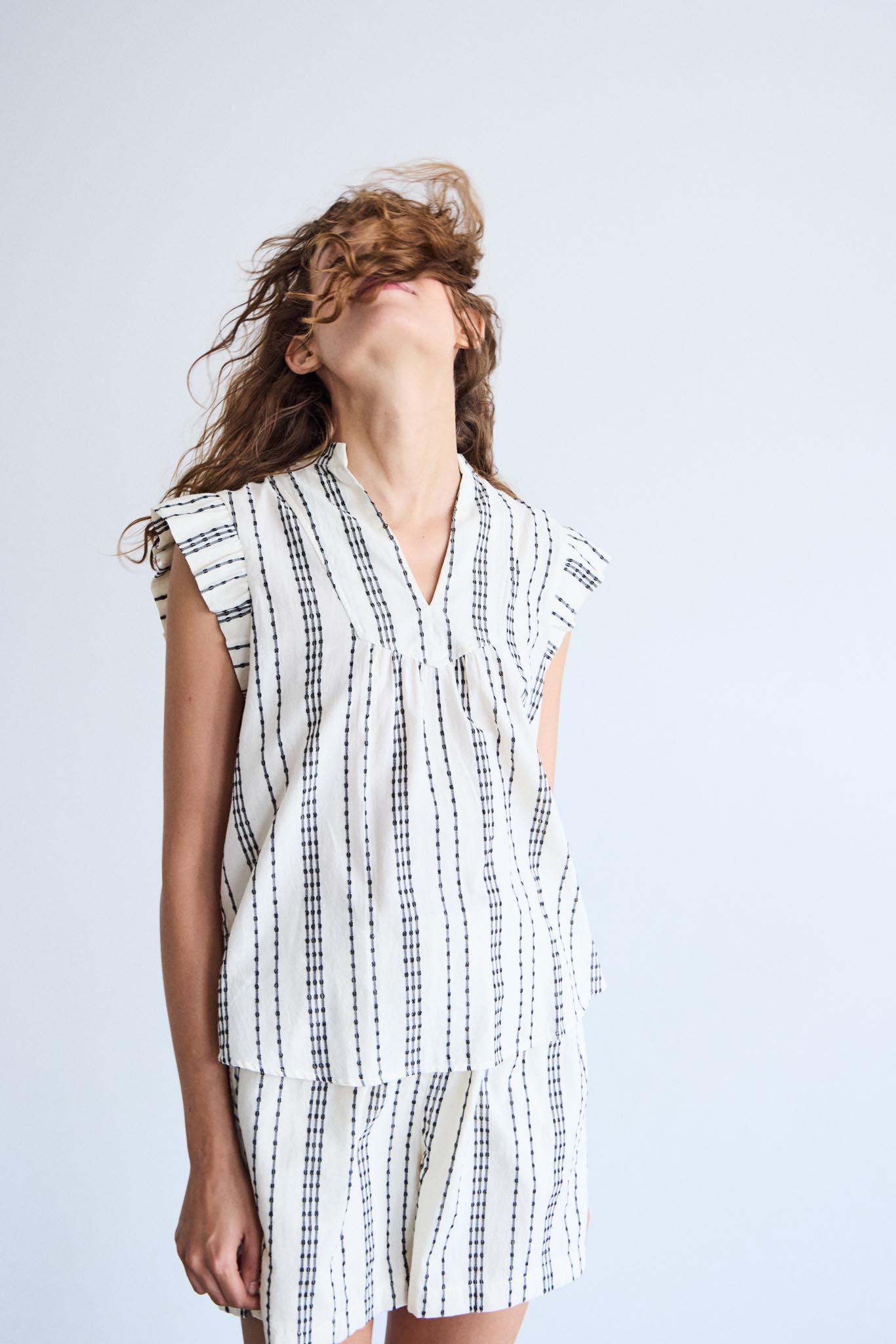 Gestreifte Sommerbluse mit Volantärmeln - Blossom Hair & Fashion