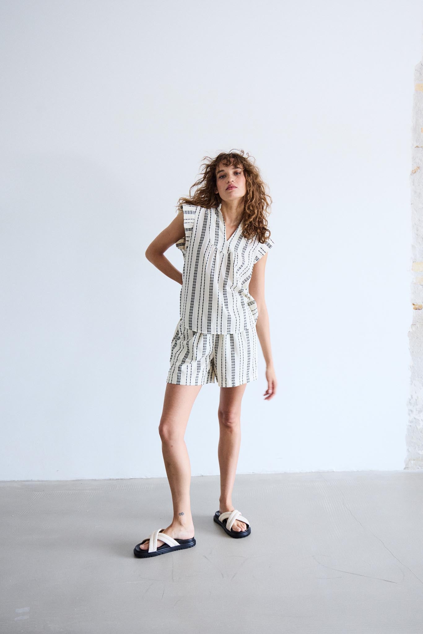 Gestreifte Sommerbluse mit Volantärmeln - Blossom Hair & Fashion