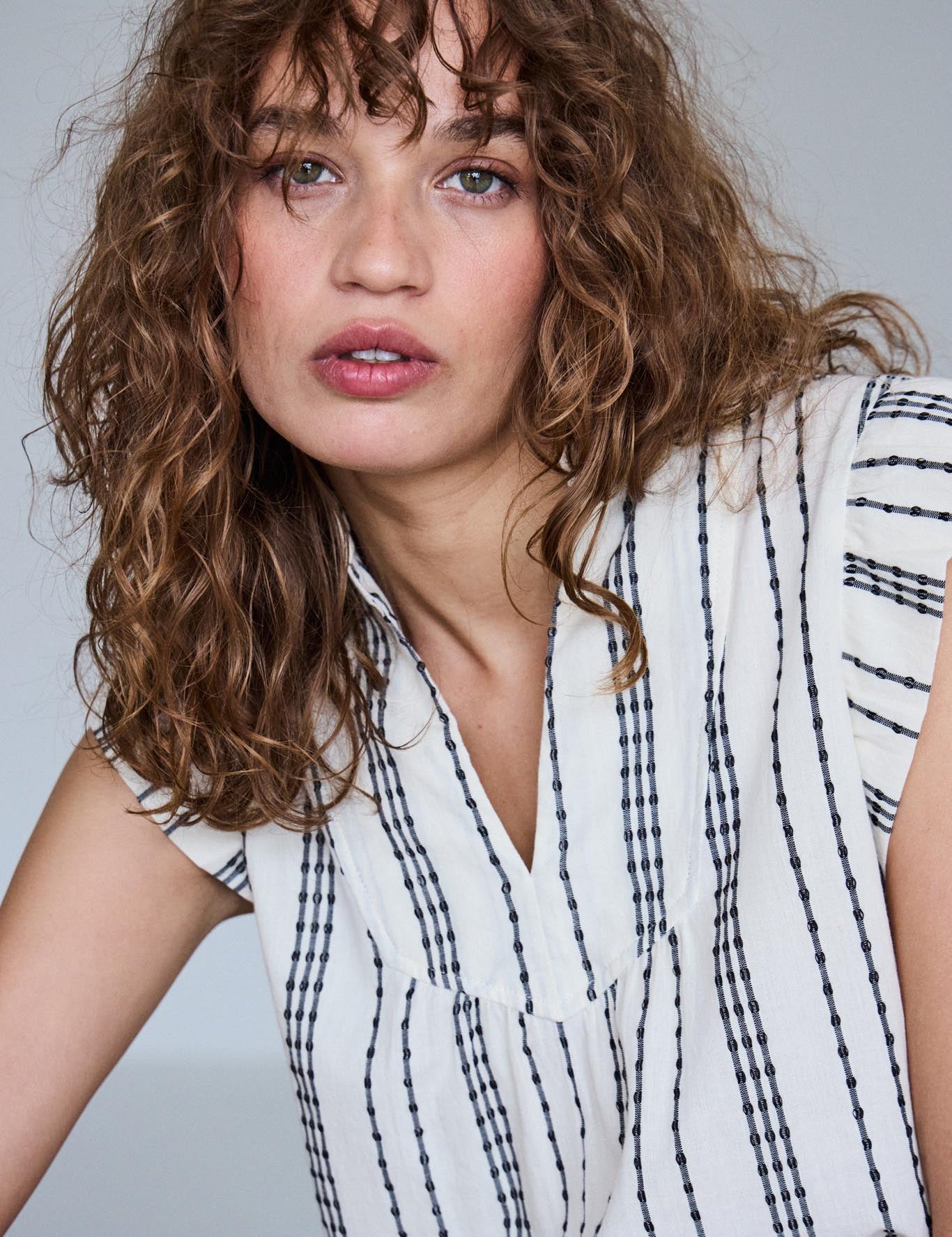 Gestreifte Sommerbluse mit Volantärmeln - Blossom Hair & Fashion