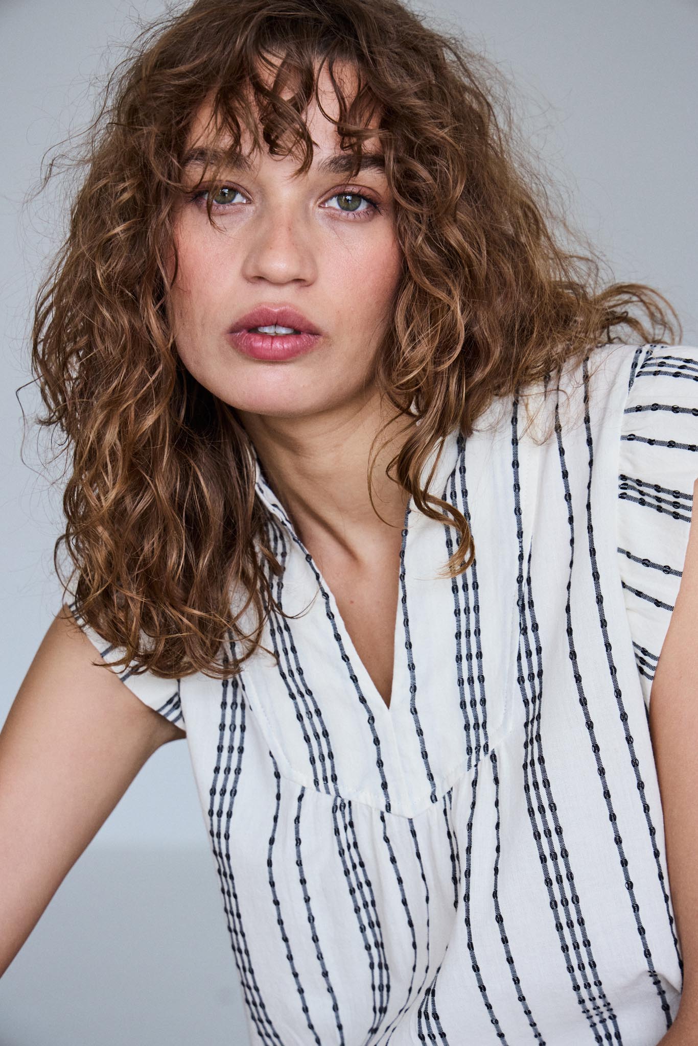 Gestreifte Sommerbluse mit Volantärmeln - Blossom Hair & Fashion