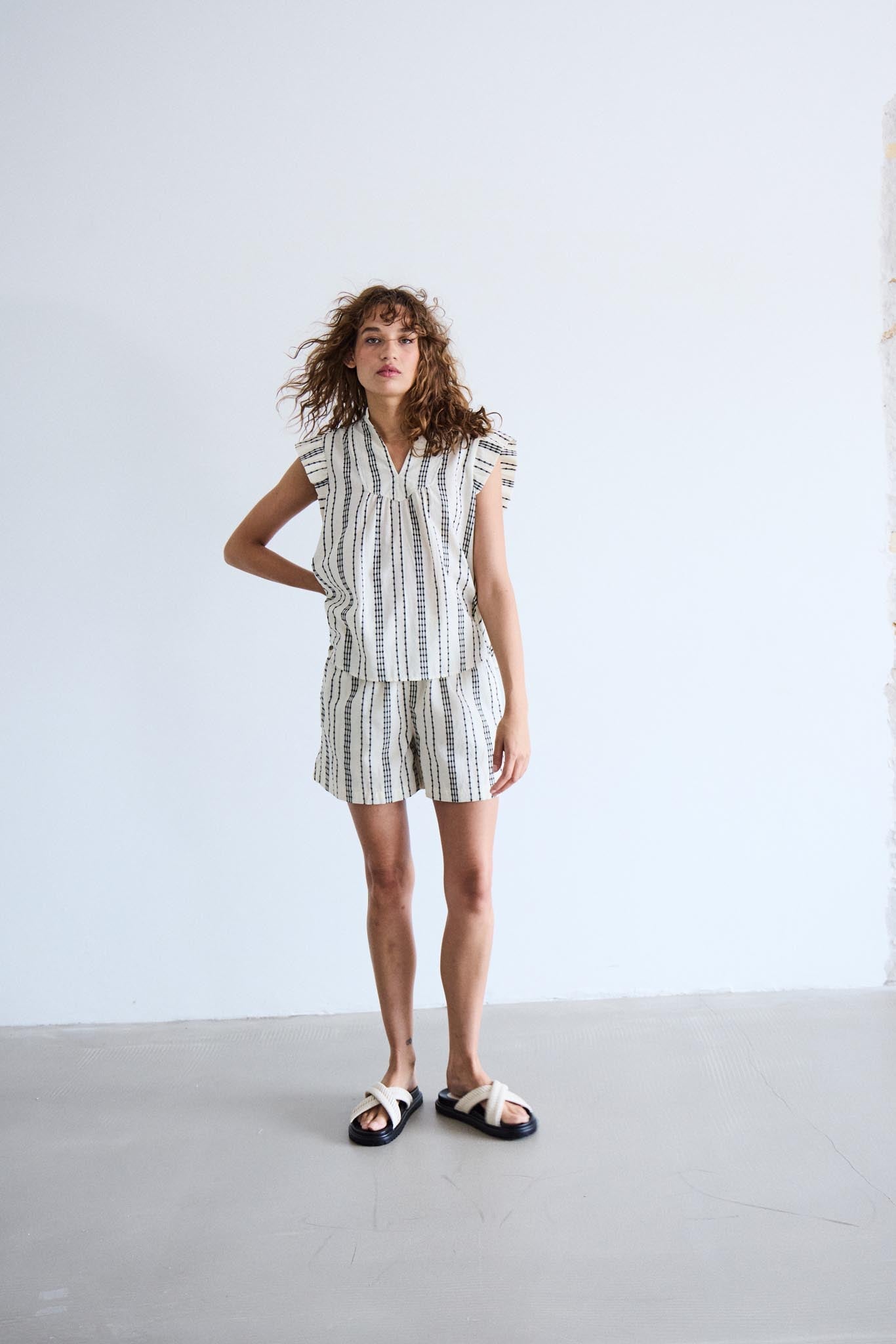 Gestreifte Sommerbluse mit Volantärmeln - Blossom Hair & Fashion
